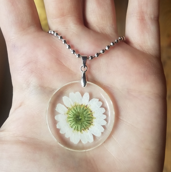NWOT Dried White & Yellow Flower Necklace - Picture 8 of 8